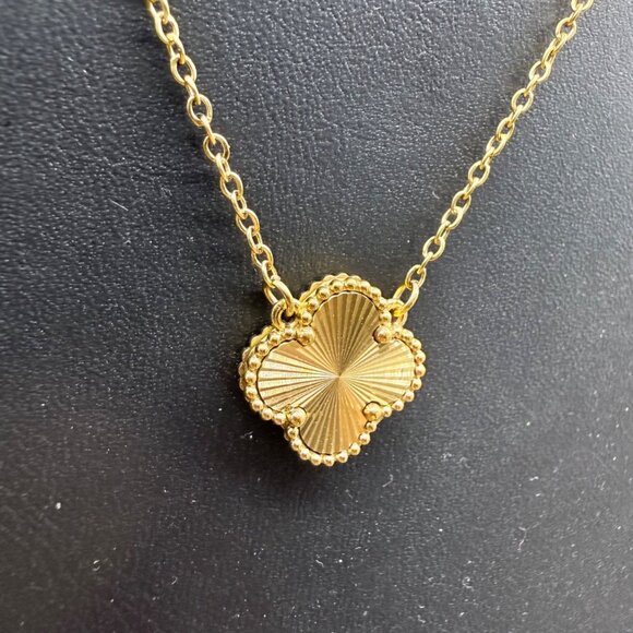 Necklace Clover Pendant Elegant Minimalist 18K Gold Plated 18-20 inches - Picture 5 of 7